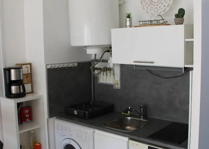 Les Pieds Dans L'eau Au Cap D'agde *