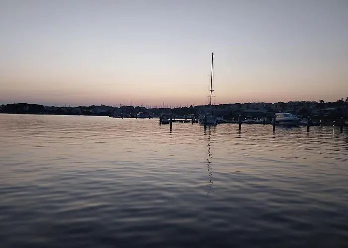 Les Pieds Dans L'eau Au Cap D'agde Daire *